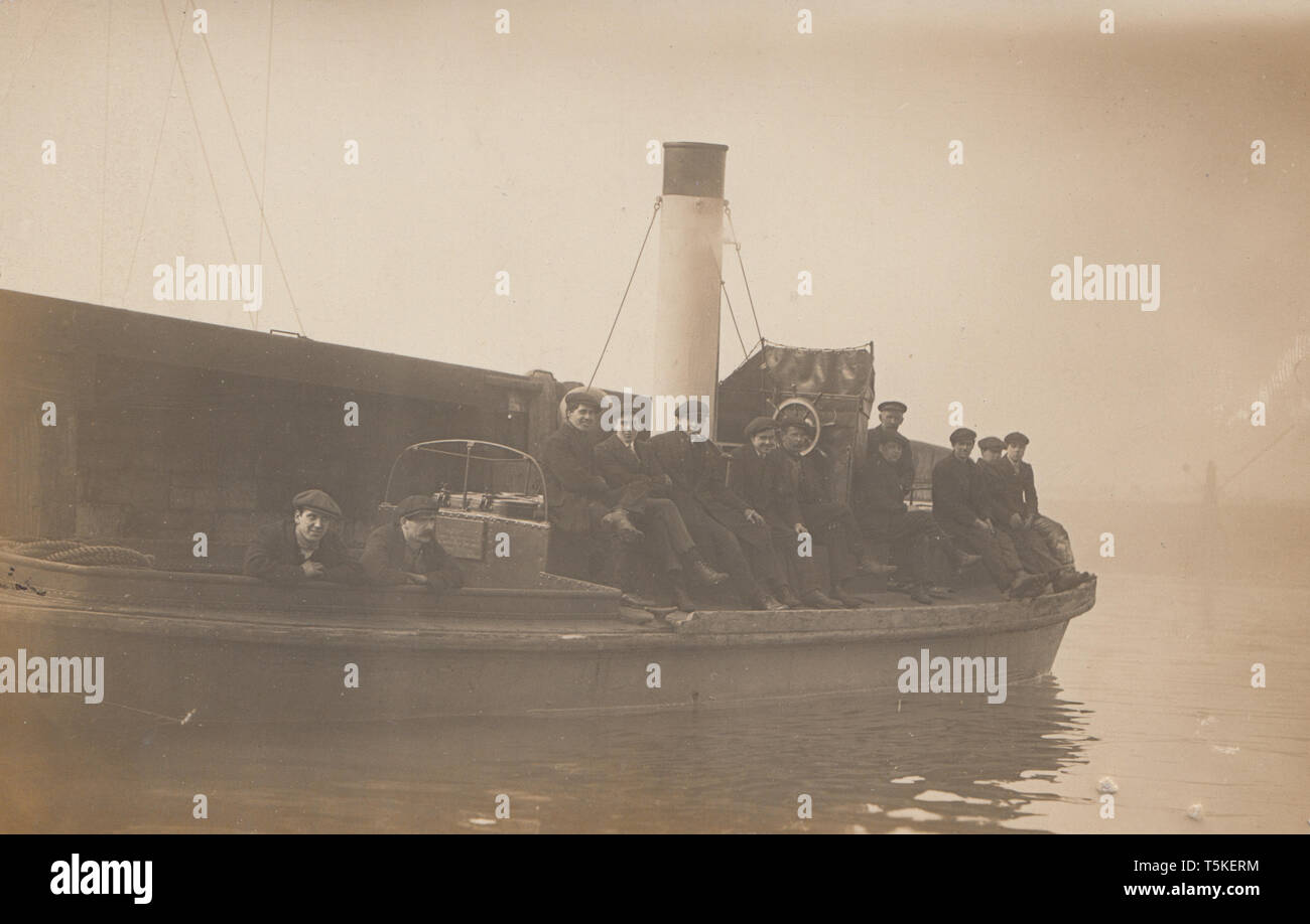 L'annata 1914 Southampton, Hampshire Cartolina fotografica di operai seduto su una chiatta a vapore. Foto Stock