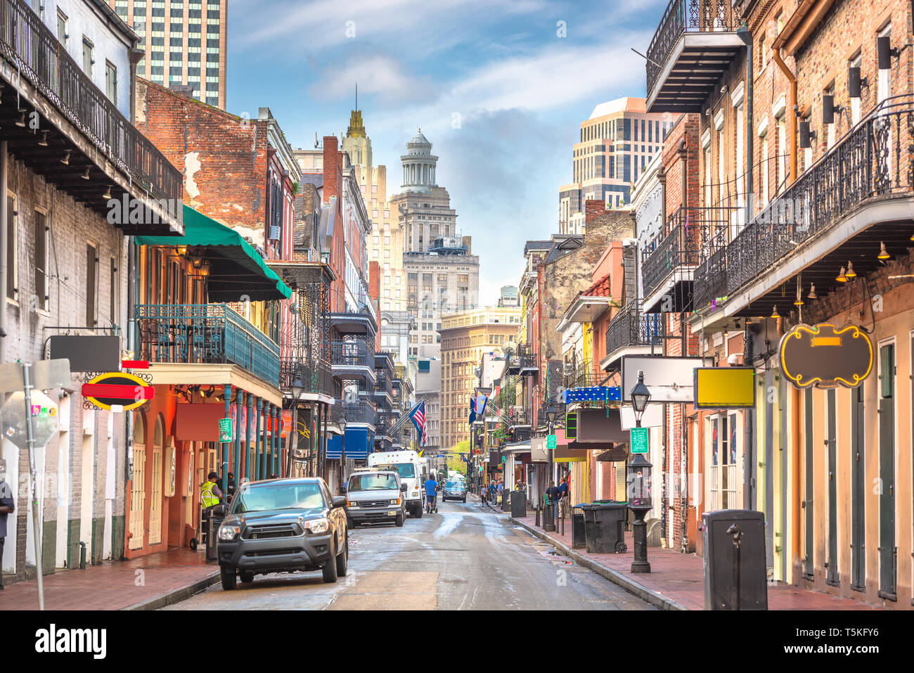 Bourbon Street, New Orleans, Louisiana, Stati Uniti d'America i bar e i ristoranti del giorno. Foto Stock