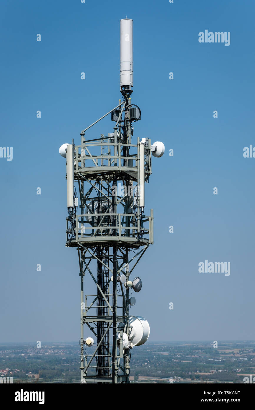 Antenna relè sul cielo blu sullo sfondo Foto Stock