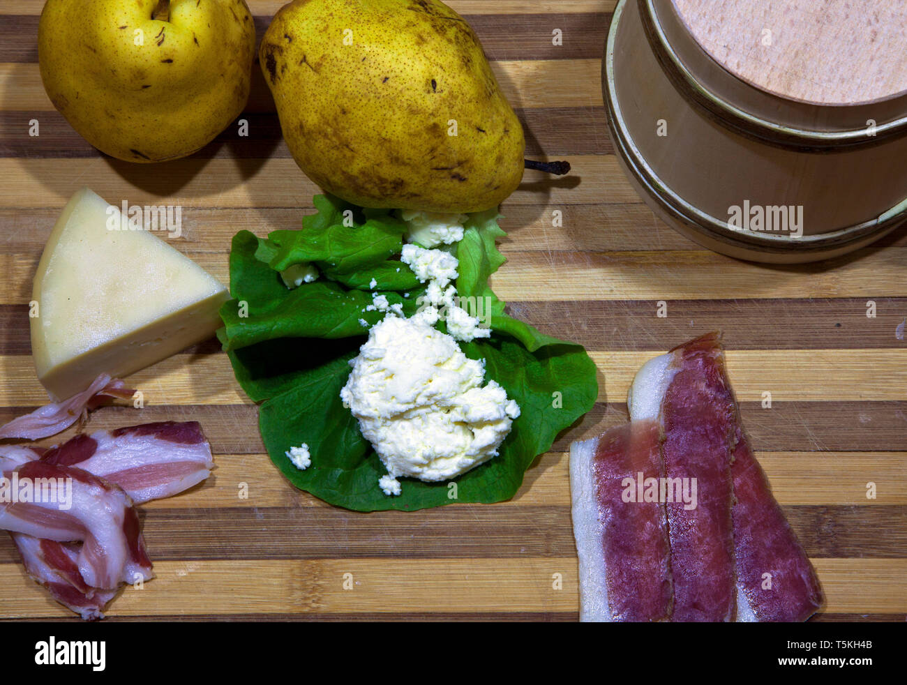 Cibo fatto in casa su un tavolo, prosciutto, formaggio, mele, Foto Stock