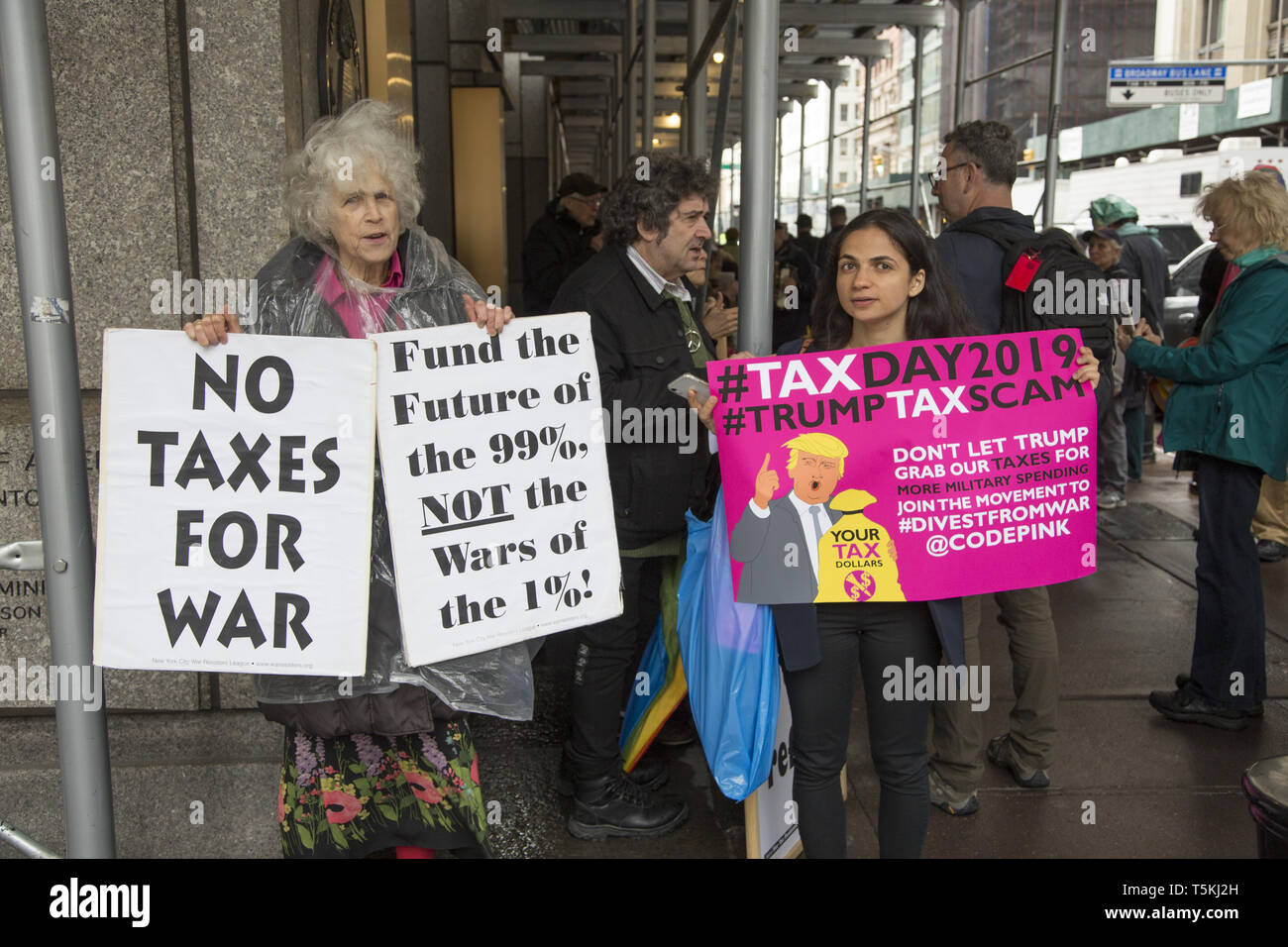 Lungo tempo impegnata la pace e contro la guerra dimostrano gli attivisti ed educare i passanti su imposte giorno, Aprile 15th, nella parte anteriore del Internal Revenue Service uffici su Broadway in downtown Manhattan raccontando agli americani di rifiutare il loro denaro da uso militare. Foto Stock