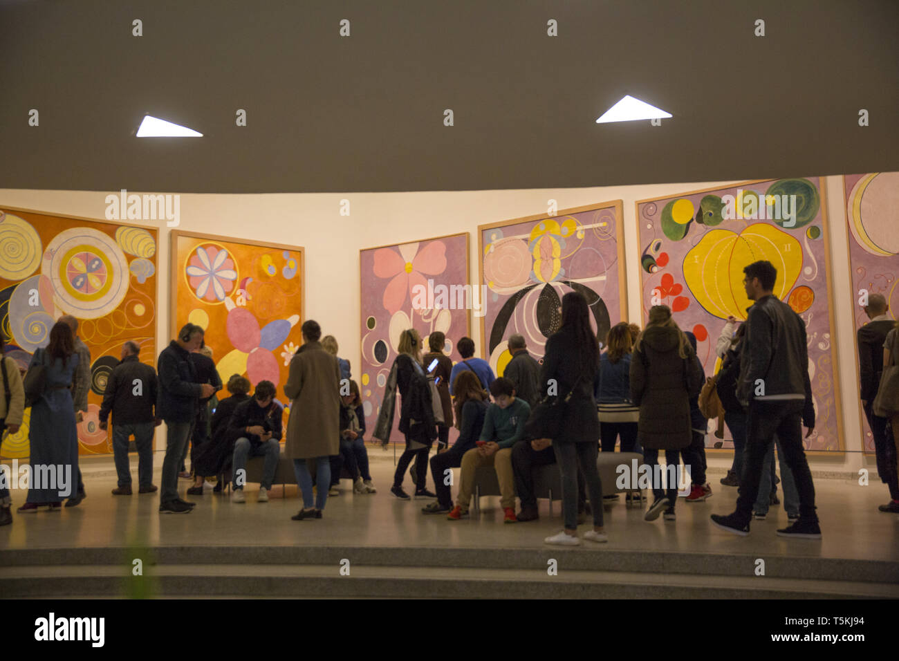 I frequentatori del museo al Guggenheim Museum di New York City View la Hilma af Klint mostra il più popolare dimostrano sempre presso il museo. Foto Stock