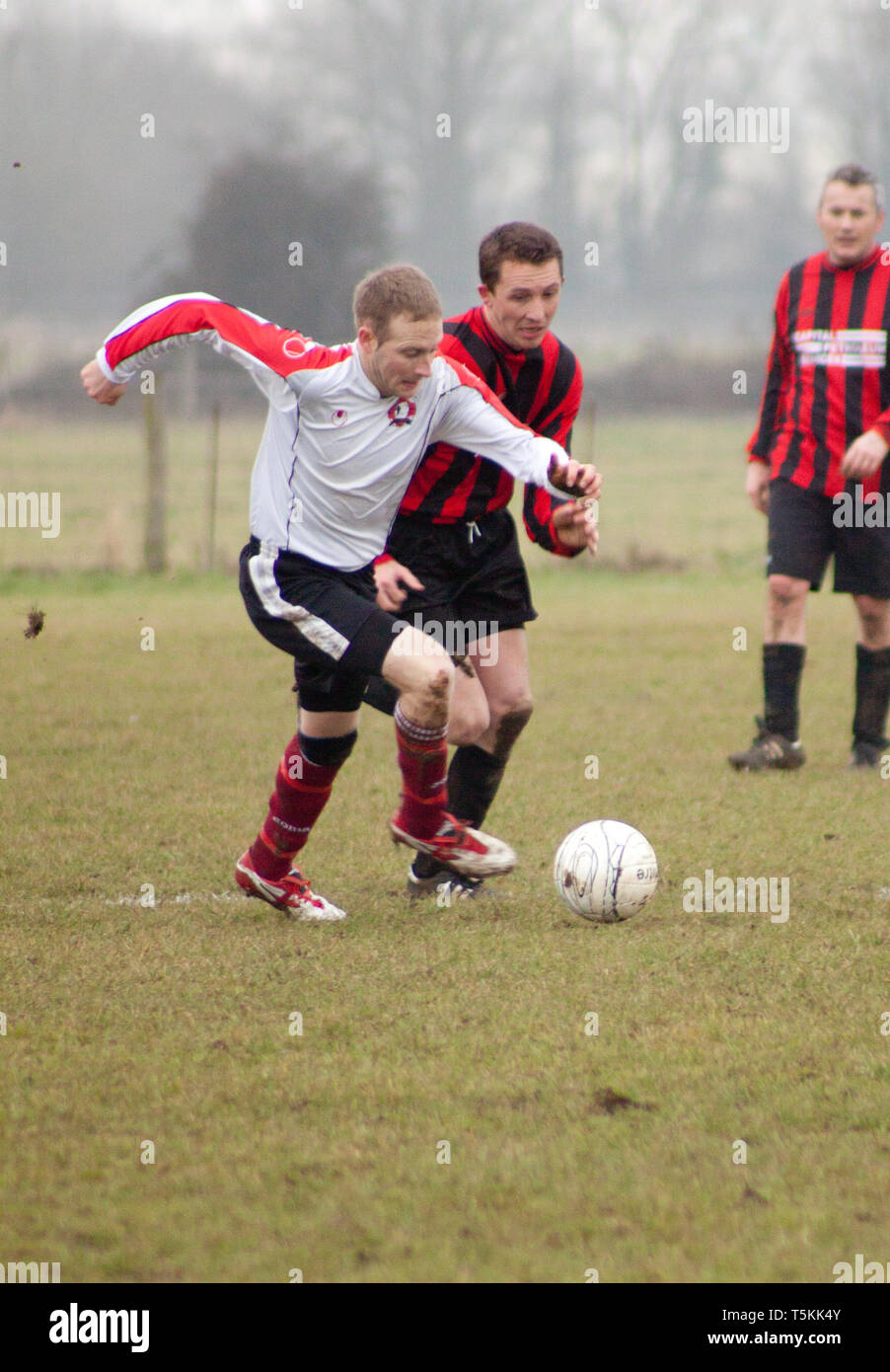 Gli uomini a competere in una partita di calcio Foto Stock