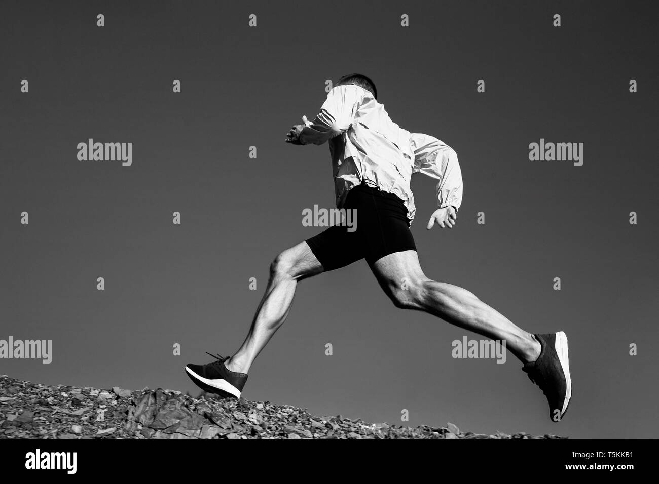 L'uomo runner acceso in salita il sentiero foto in bianco e nero Foto Stock