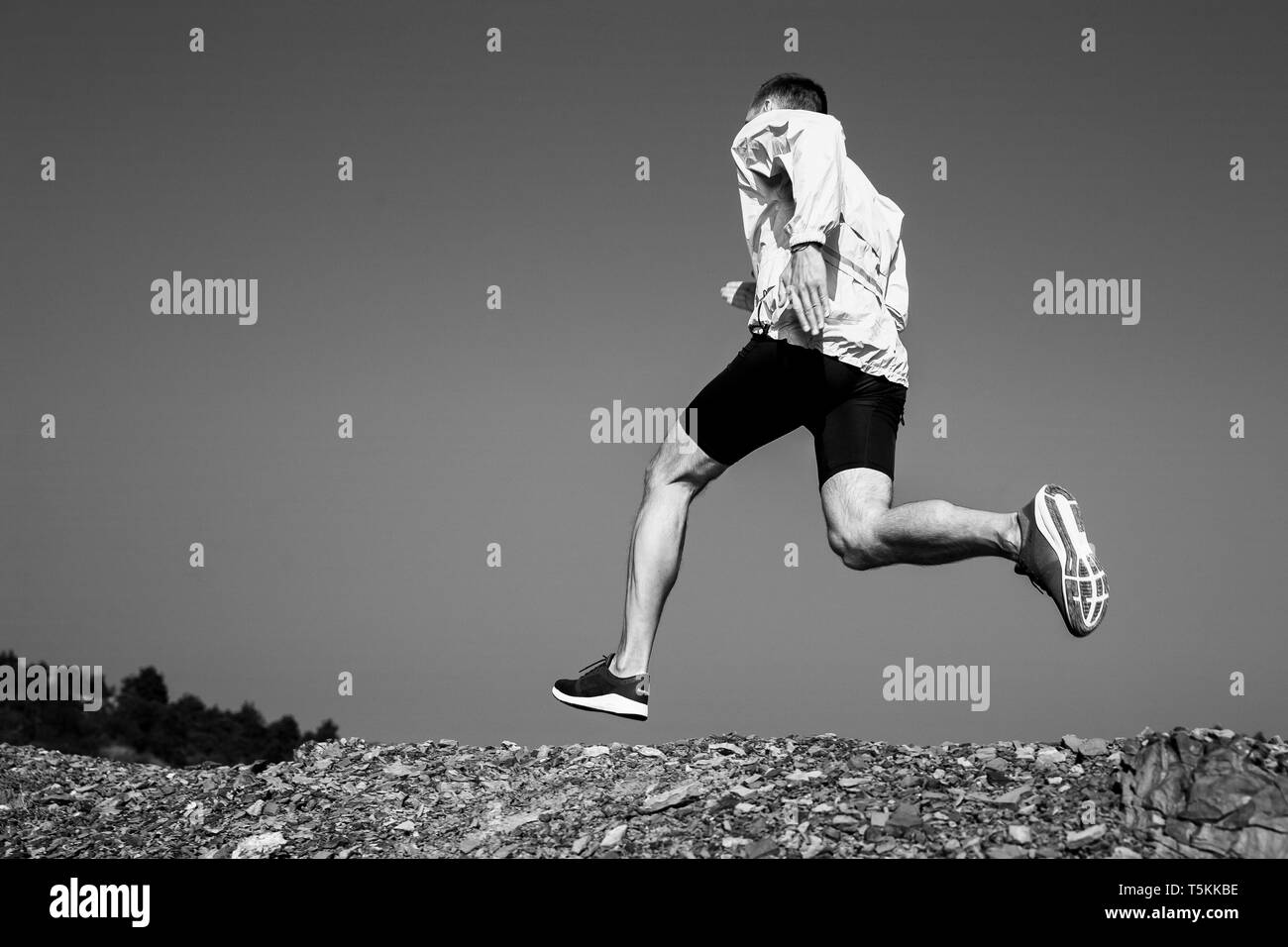 L'uomo runner acceso il sentiero di pietra foto in bianco e nero Foto Stock