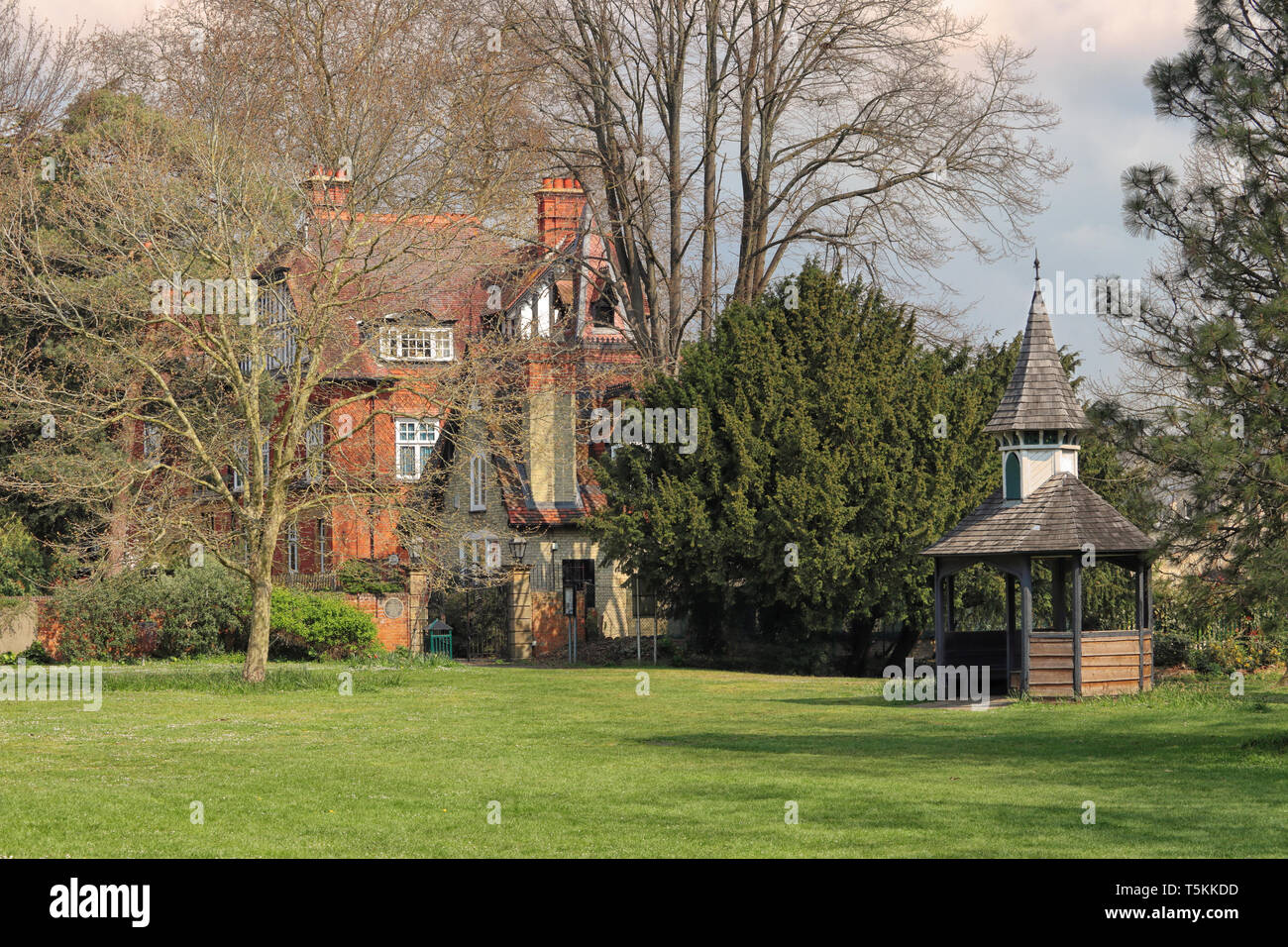 Riverside Park a Maidenhead, Berkshire, ornato di rifugio in legno Foto Stock