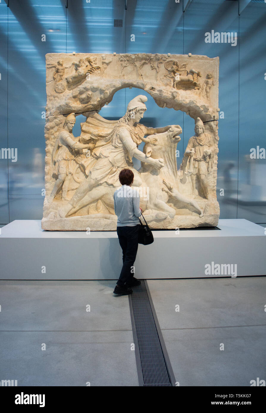 Le Louvre Lens : Capitole Roma ; Relief Representant Mitra dieu iranien du soleil cacrifiant un taureau / Relief Representant Mitra, dio del sole persiano Foto Stock