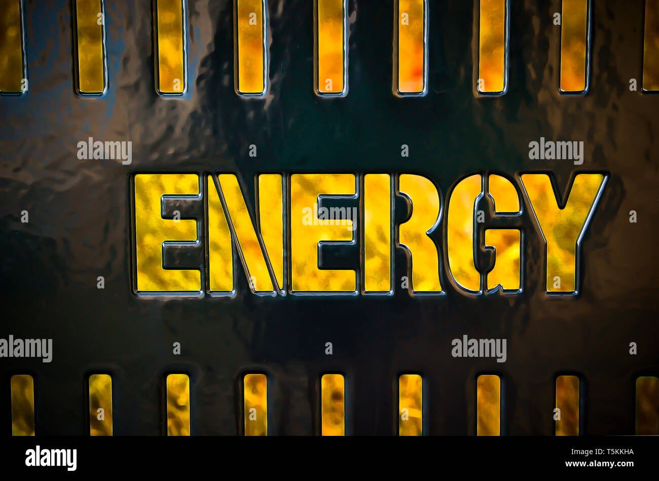 La parola "Energia" tagliare fuori del Black Metal griglia con fuoco di colore arancione luce che risplende attraverso Foto Stock
