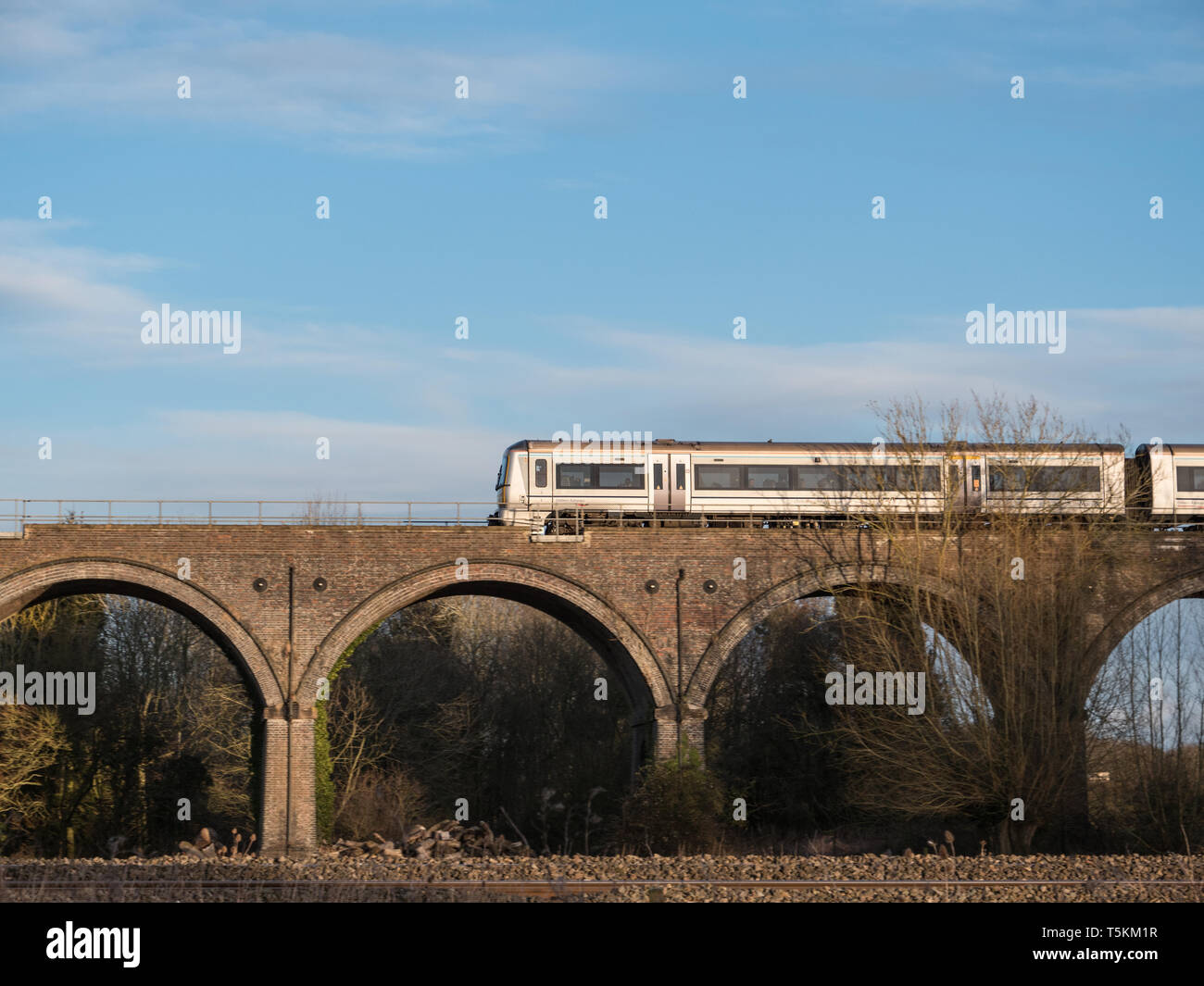 Chiltern Railways Turbostar 168 Diesel Multiple Unit vagone ferroviario che viaggiano attraverso un viadotto vicino Aynho, Northamptonshire, England Regno Unito. Foto Stock