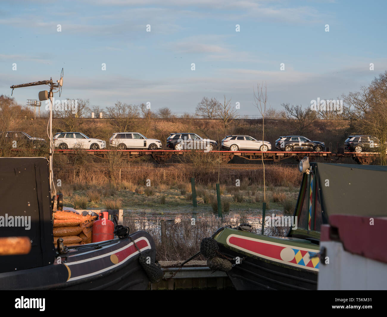 Landrover Range Rover trasportati su un treno di merci a porti per l'esportazione. England Regno Unito. Foto Stock