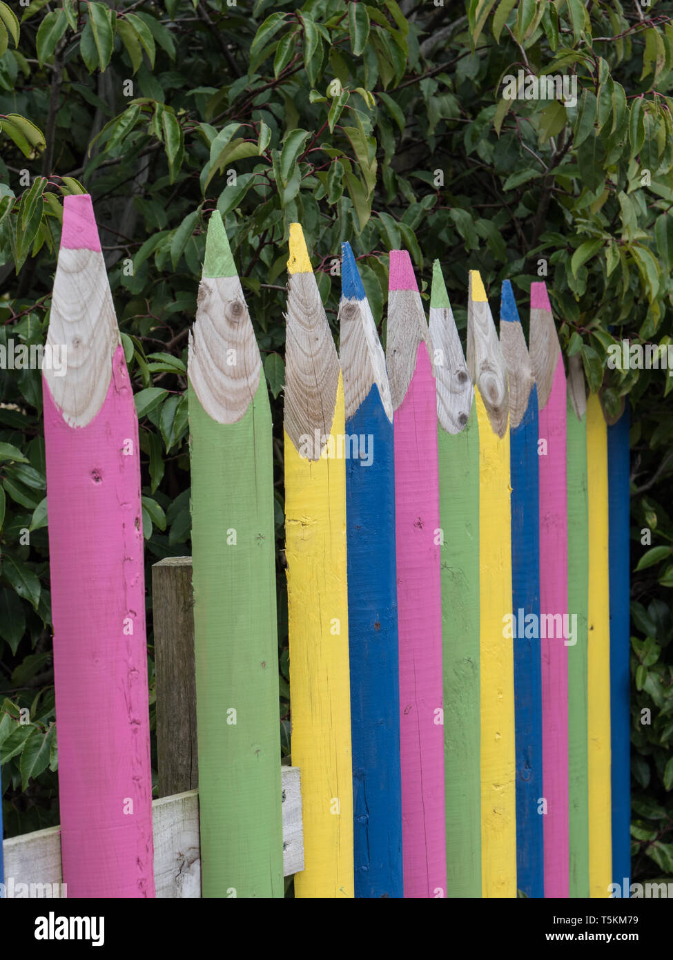 Un colorato recinto con montanti sagomati e stilizzati come matite Foto Stock