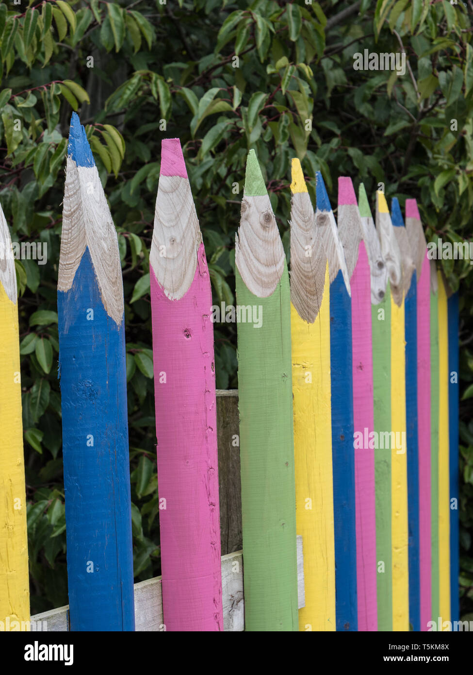 Un colorato recinto con montanti sagomati e stilizzati come matite Foto Stock