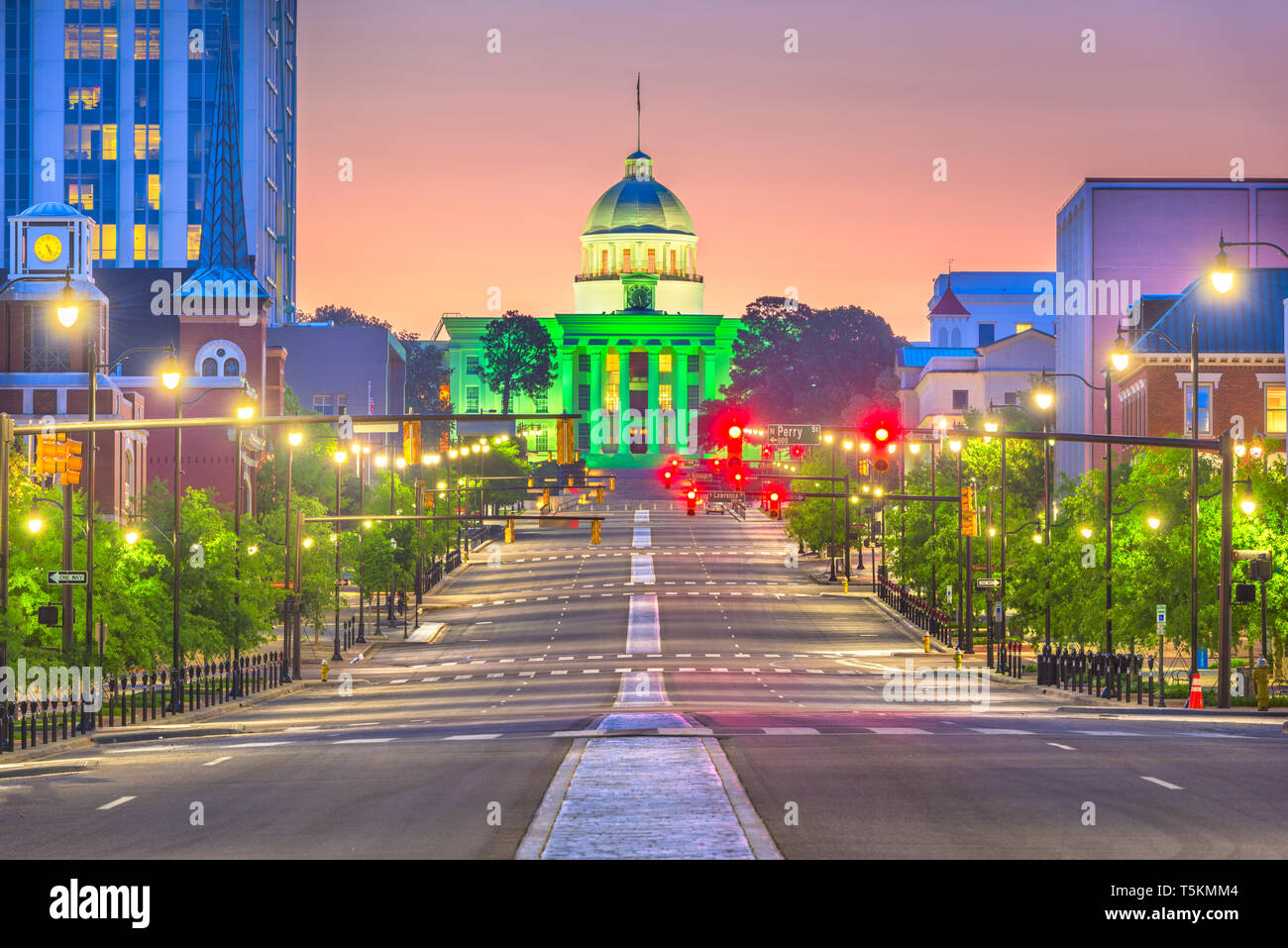 Montgomery, Alabama, Stati Uniti d'America downtown cityscape con il Campidoglio all'alba. Foto Stock