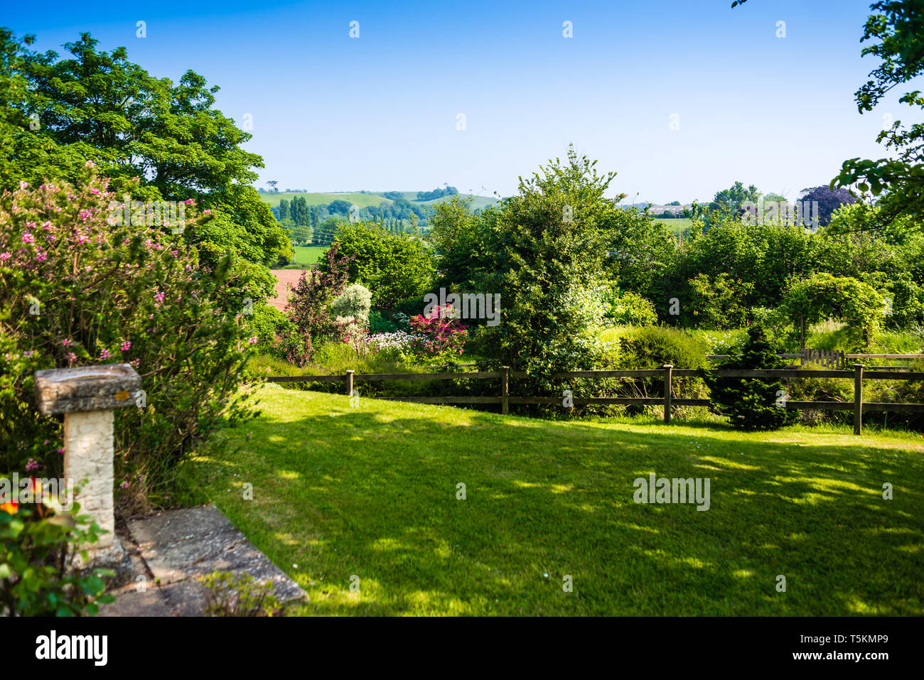 Una vista delle colline da un paese di lingua inglese il giardino. Foto Stock