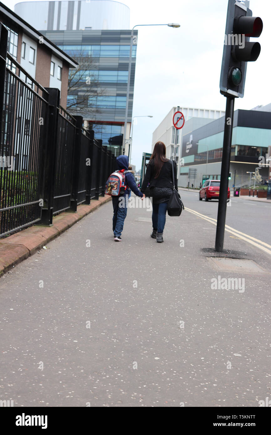 I genitori a piedi con i loro bambini nel centro della città di Glasgow Foto Stock