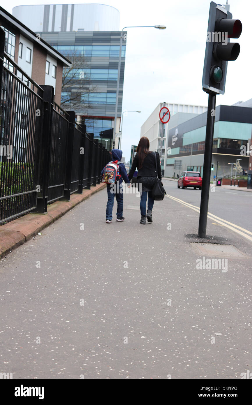 I genitori a piedi con i loro bambini nel centro della città di Glasgow Foto Stock