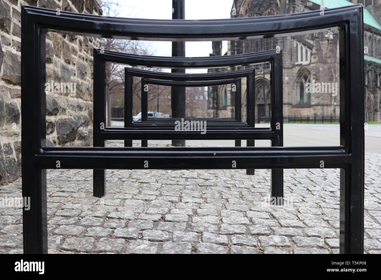 Serie di ringhiere in nero con le principali linee di distanza nel centro della città di Glasgow Foto Stock
