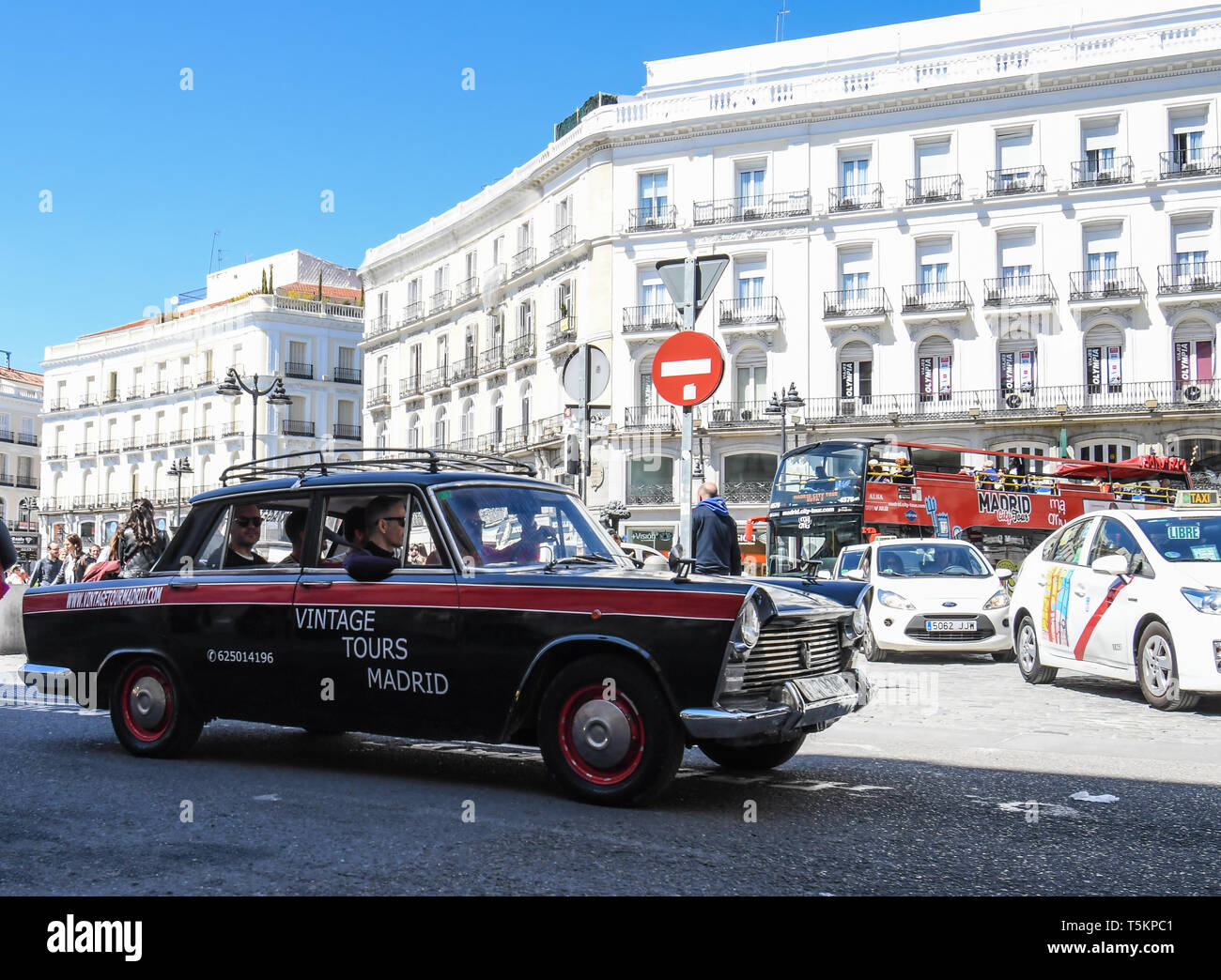 Vecchio taxi attraverso la Puerta del Sol di Madrid Foto Stock