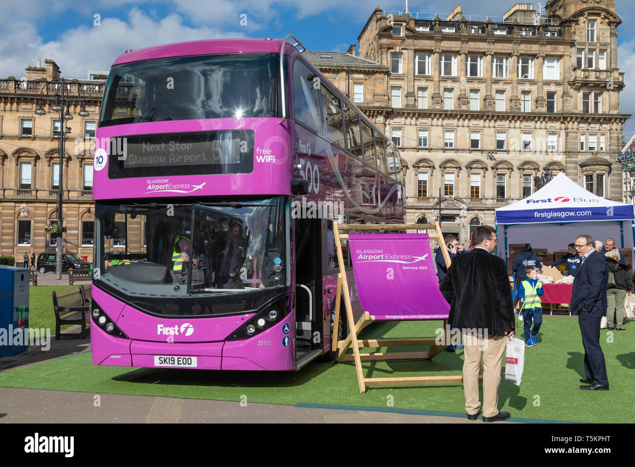 Primo Glasgow il lancio di una nuova flotta di Enviro 400 MMC Bus a George Square per servire il numero 500 airport link di servizio Foto Stock
