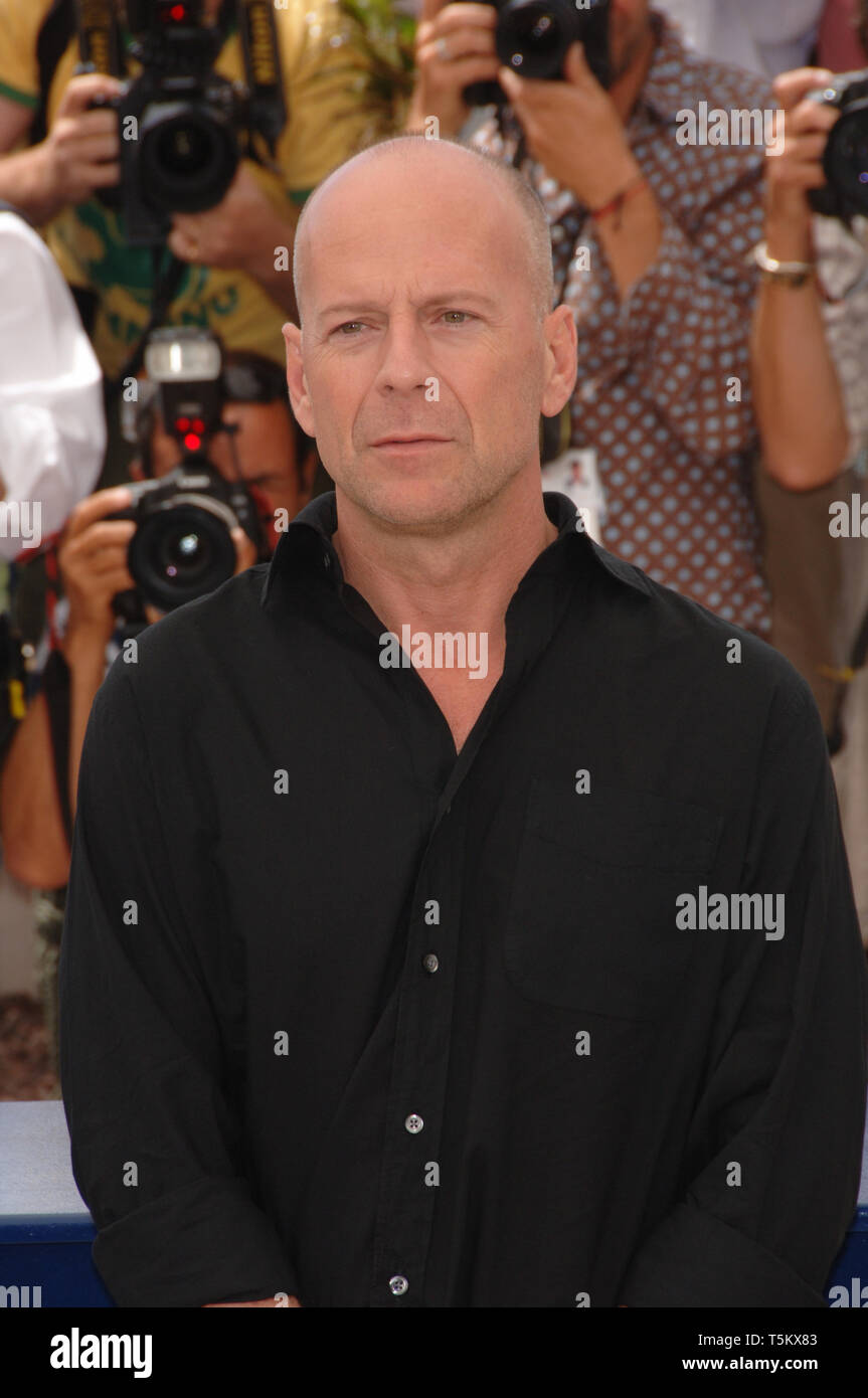 CANNES, Francia. 21 maggio 2006: attore Bruce Willis a photocall per 'oltre la siepe' alla 59a annuale internazionale Film Festival de Cannes. © 2006 Paul Smith / Featureflash Foto Stock