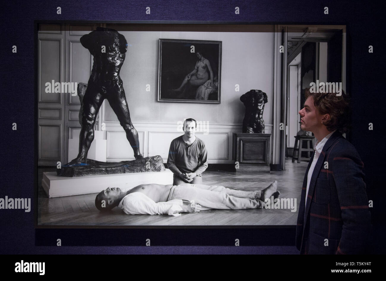 Londra, Regno Unito. Xxv Aprile, 2019. Bonhams moderno e contemporaneo del Medio Oriente vendita arte anteprima in New Bond Street. Immagine: Reza Aramesh (Iran). Azione 87, 2010. Stima £ 12,000-15,000. Credito: Malcolm Park/Alamy Live News. Foto Stock