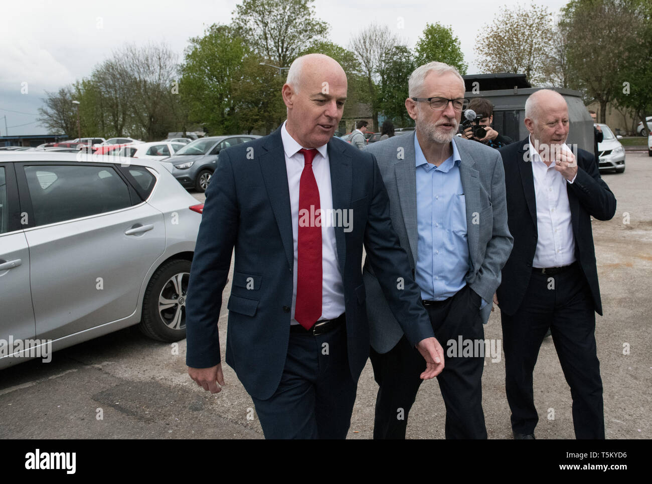 Hucknall, Nottinghamshire, Inghilterra, Regno Unito. 25th. Aprile, 2019. Jeremy Corbyn, leader del Partito laburista fuori di campagna elettorale, porta a bussare e volantinaggio in Hucknall, Nottinghamshire. Credito: Alan Keith Beastall/Alamy Live News Foto Stock