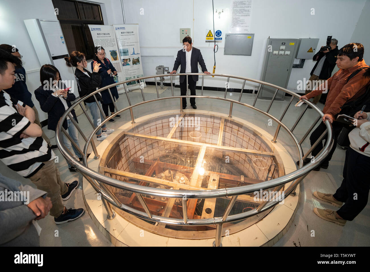 (190425) -- Pechino, 25 aprile 2019 (Xinhua) -- giornalisti visita una miniatura fonte di neutroni reattore (MNSR) alla Cina Istituto di energia atomica (CIAE) della China National Nuclear Corporation Xinzhen nella città di Pechino, capitale della Cina, 18 aprile 2019. CIAE è il luogo di nascita di della Cina di tecnologia nucleare. (Xinhua/Cai Yang) Foto Stock