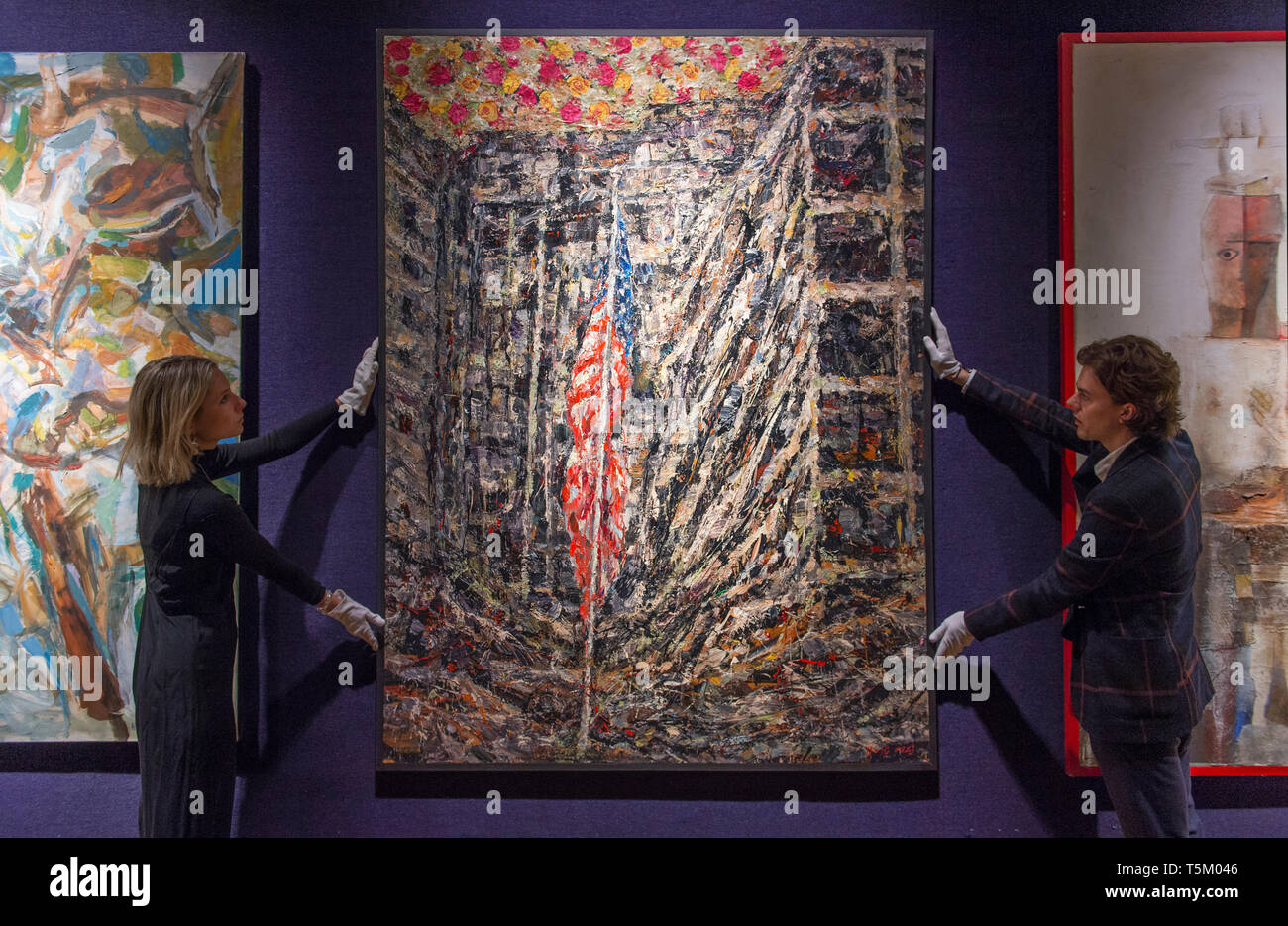 Londra, Regno Unito. Xxv Aprile, 2019. Bonhams moderno e contemporaneo del Medio Oriente vendita arte anteprima in New Bond Street. Immagine: Ayman Baalbaki (Libano). Ambasciata americana, 2011. Stima £ 70,000-100,000. Credito: Malcolm Park/Alamy Live News. Foto Stock