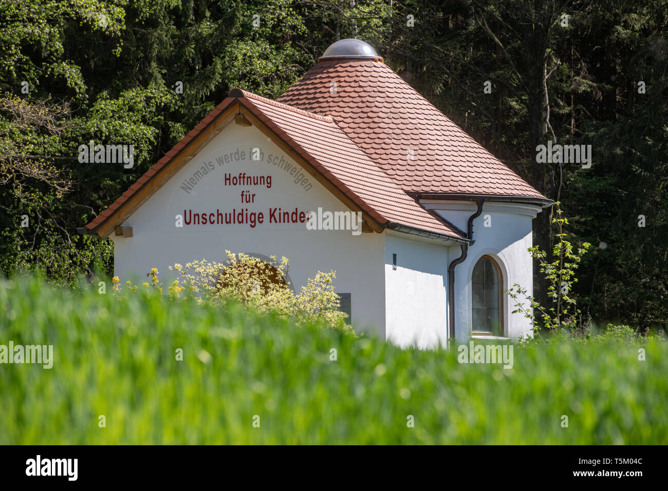 Il 25 aprile 2019, il Land della Baviera, Pösing: una cappella sorge al margine della foresta di Pösing nel distretto di Cham. La parete dice "mai sarò silenzioso - speranza per i bambini innocenti". Un agricoltore nel Palatinato Superiore confronta l'aborto con la Shoah nella sua a conduzione privata cappella e, nonostante tutte le pubbliche sdegno, non allontanarsi da esso. Foto: Armin Weigel/dpa Foto Stock