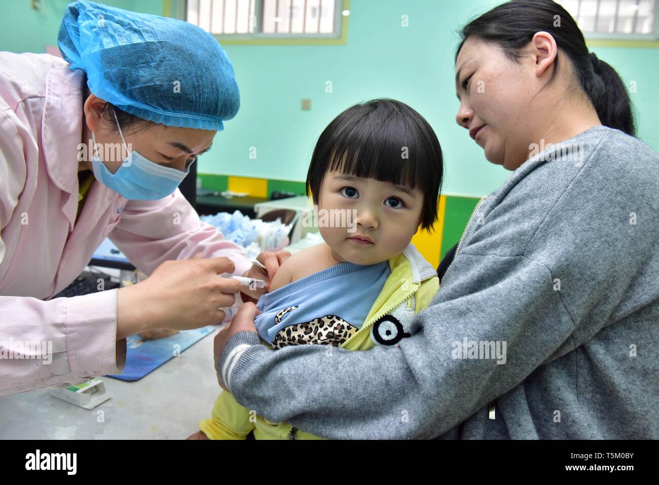 Shijiazhuang. Xxv Aprile, 2019. Un bambino riceve un vaccino ad un la prevenzione e il controllo delle malattie centro nella città di Xinle, nel nord della Cina di nella provincia di Hebei. Giovedì segna i bambini giorno di vaccinazione in Cina. Credito: Jia Minjie/Xinhua/Alamy Live News Foto Stock