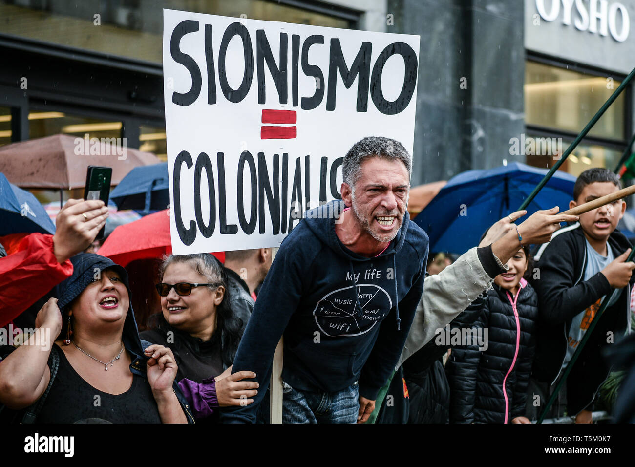 Gli attivisti Pro-Palestinian protesta contro la brigata ebraica durante l Italia del giorno della liberazione celebrazioni a Milano il 25 aprile 2019. La Festa della liberazione, noto anche come anniversario della liberazione è una Nazionale Italiana di vacanza per celebrare la fine dell'occupazione nazista durante la Seconda Guerra Mondiale e la vittoria della resistenza. Foto Stock