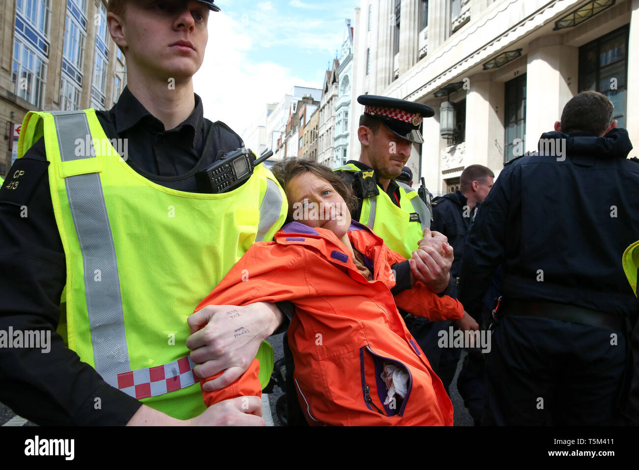 Londra, UK, UK. Xxv Aprile, 2019. Funzionario di polizia sono visti arrestare un attivista ambientale dalla ribellione di estinzione Gruppo movimento sul Fleet Street durante la protesta.L'undicesimo giorno di protesta in corso richiedono un intervento deciso dal governo del Regno Unito sulla crisi ambientale. Credito: Dinendra Haria/SOPA Immagini/ZUMA filo/Alamy Live News Foto Stock