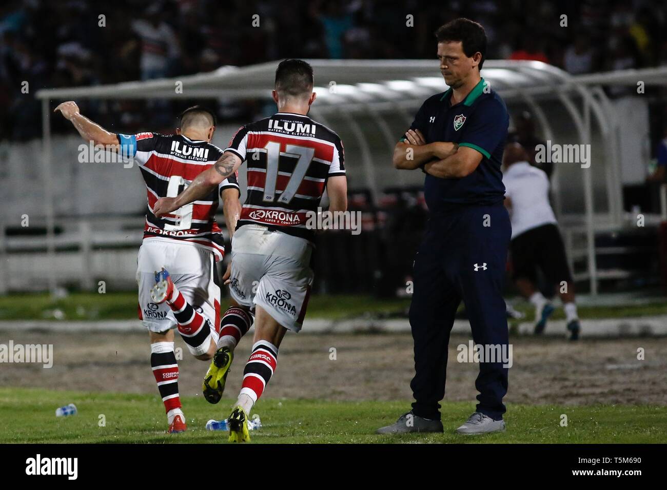 PE - Recife - 04/25/2019 - Brasiliano Cup 2019 - Santa Cruz vs. Fluminense - Santa Cruz player celebra il suo obiettivo con il suo team di giocatori durante una partita contro il Fluminense a Arruda Stadium per il 2019 Copa do Brasil campionato. Foto: Paulo Paiva / AGIF Foto Stock