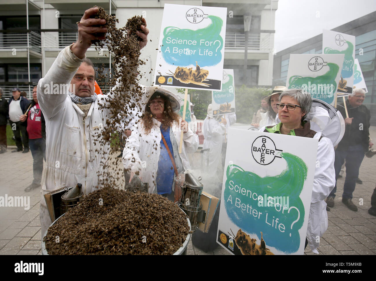 Bonn, Germania. 26 apr, 2019. Gli apicoltori a dimostrare con morti api nella parte anteriore del Bayer annuali di assemblea degli azionisti. Numerose associazioni e iniziative hanno protestato contro la politica della società dell'agrochimica e aziende farmaceutiche. Credito: Oliver Berg/dpa/Alamy Live News Foto Stock