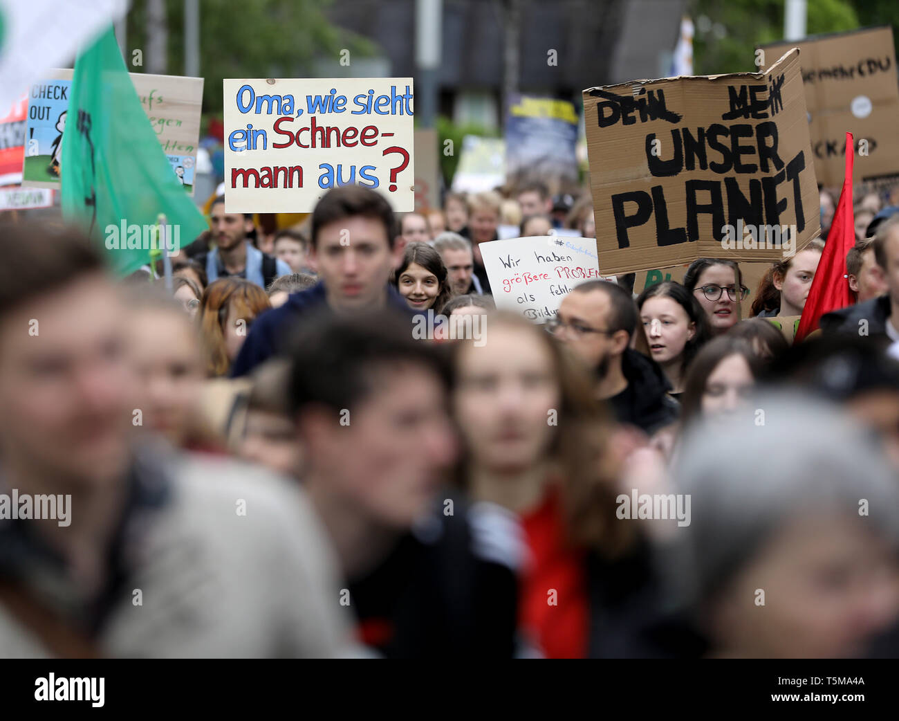 Bonn, Germania. 26 apr, 2019. Clima attivisti del "Venerdì per il futuro movimento" andare a Bayer annuale dell Assemblea degli Azionisti con segni dicendo 'nonna, cosa fa un pupazzo di neve simile?" e "ein, Mein, Unser Planet'. Numerose associazioni e iniziative hanno protestato contro la politica della società dell'agrochimica e aziende farmaceutiche. Credito: Oliver Berg/dpa/Alamy Live News Foto Stock