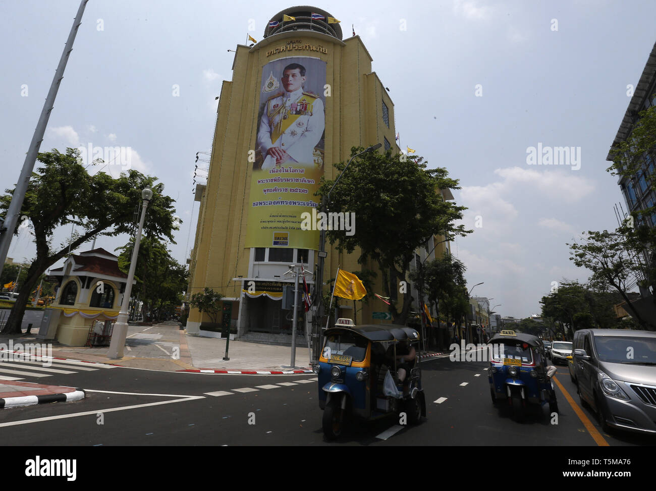 Bangkok, Tailandia. 26 apr, 2019. Un ritratto della Thailandia del re Maha Vajiralongkorn Bodindradebayavarangkun (Rama X) visto in un edificio davanti al royal incoronazione a Bangkok. Credito: Chaiwat Subprasom SOPA/images/ZUMA filo/Alamy Live News Foto Stock