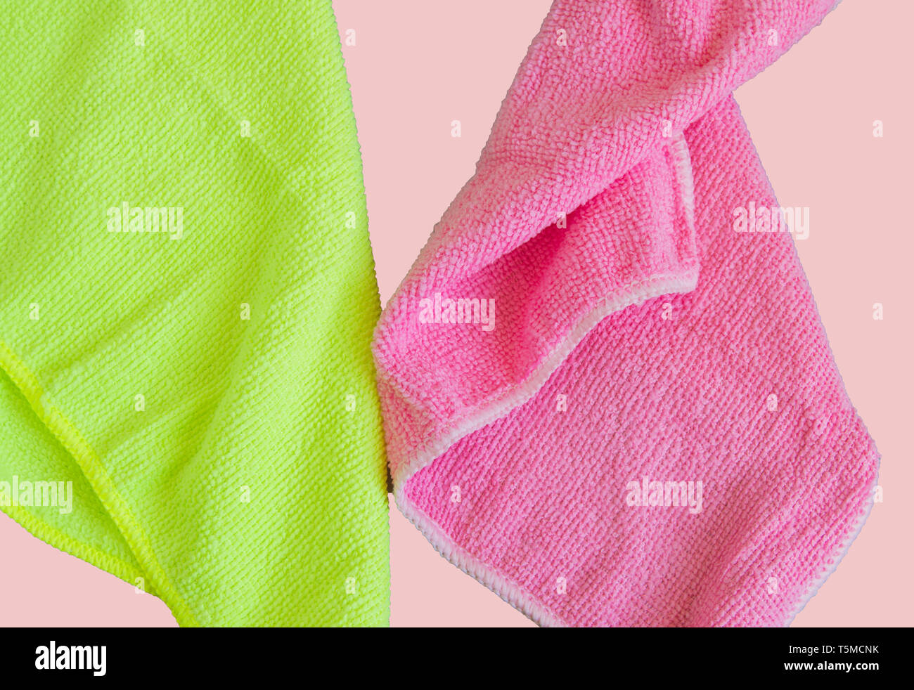 Panni in microfibra isolato su sfondo rosa, strumenti per la pulizia e la pulizia. Il concetto di pulizia di primavera, piatto laici. Foto Stock