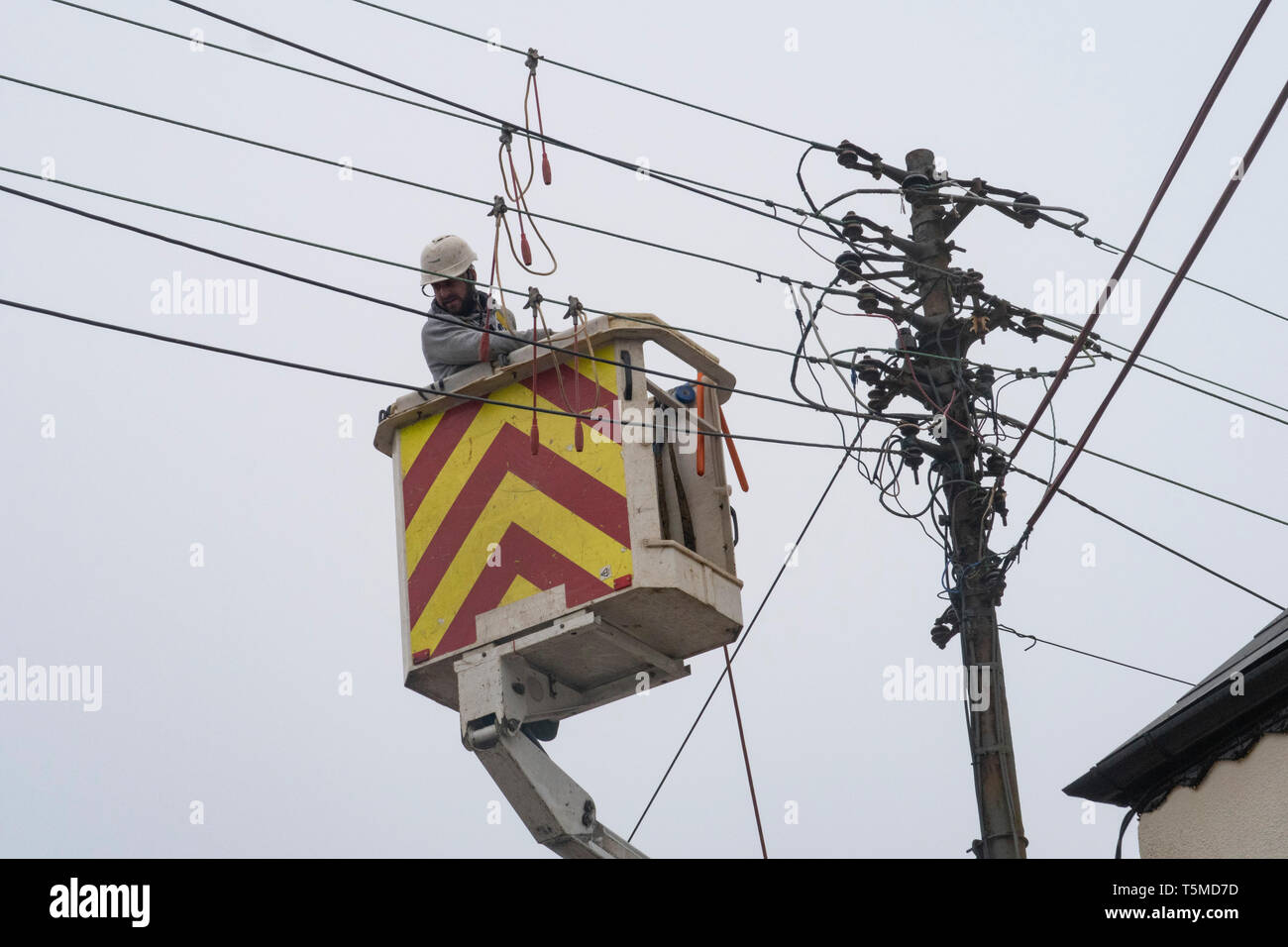 Lavoratori per Western Power Distribution lavorando per sostituire pali telefonici e cavi di energia elettrica a Sidmouth, nel Devon, Regno Unito Foto Stock
