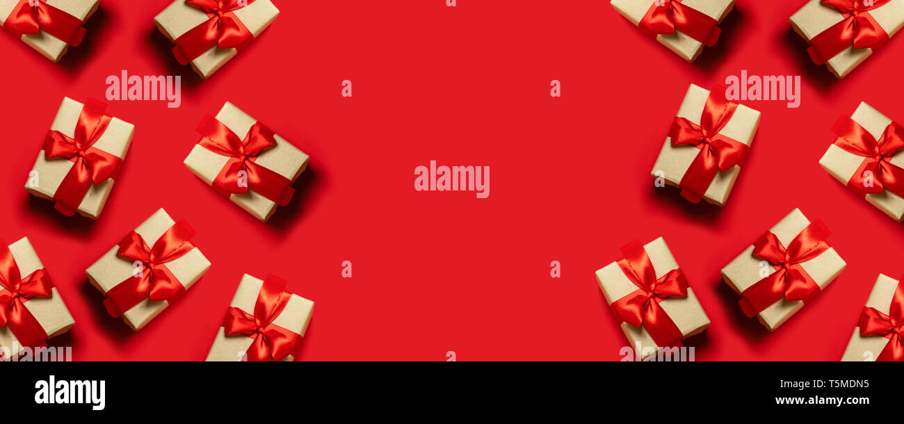 Composizione di confezioni regalo legati con nastri rossi, copia dello spazio. Foto Stock