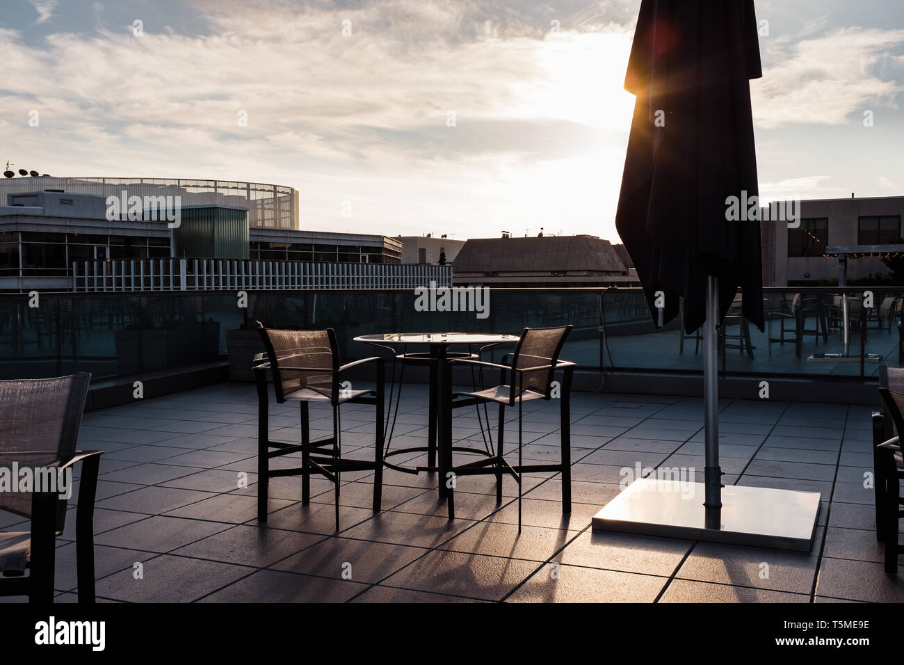 Tavolo da picnic sul tetto Foto Stock