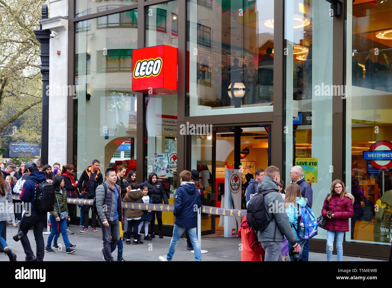 Esterno del negozio Lego nel quadrato di Leicester Central London Inghilterra England Regno Unito Foto Stock