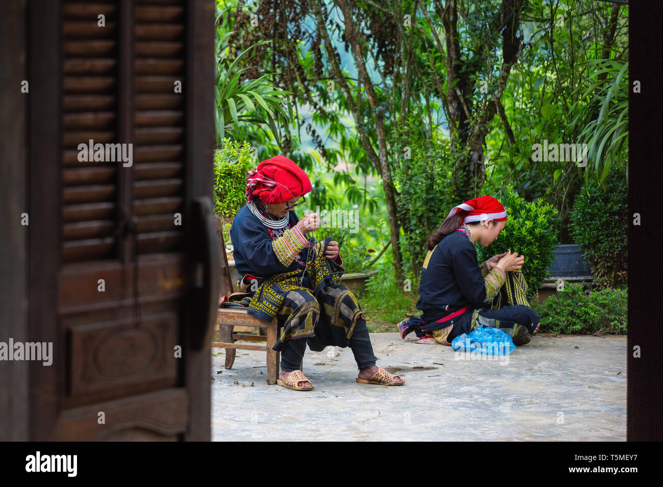 Donna di Red Dzao minoranza etnica Popolo di Sapa, il Vietnam Asia Foto Stock