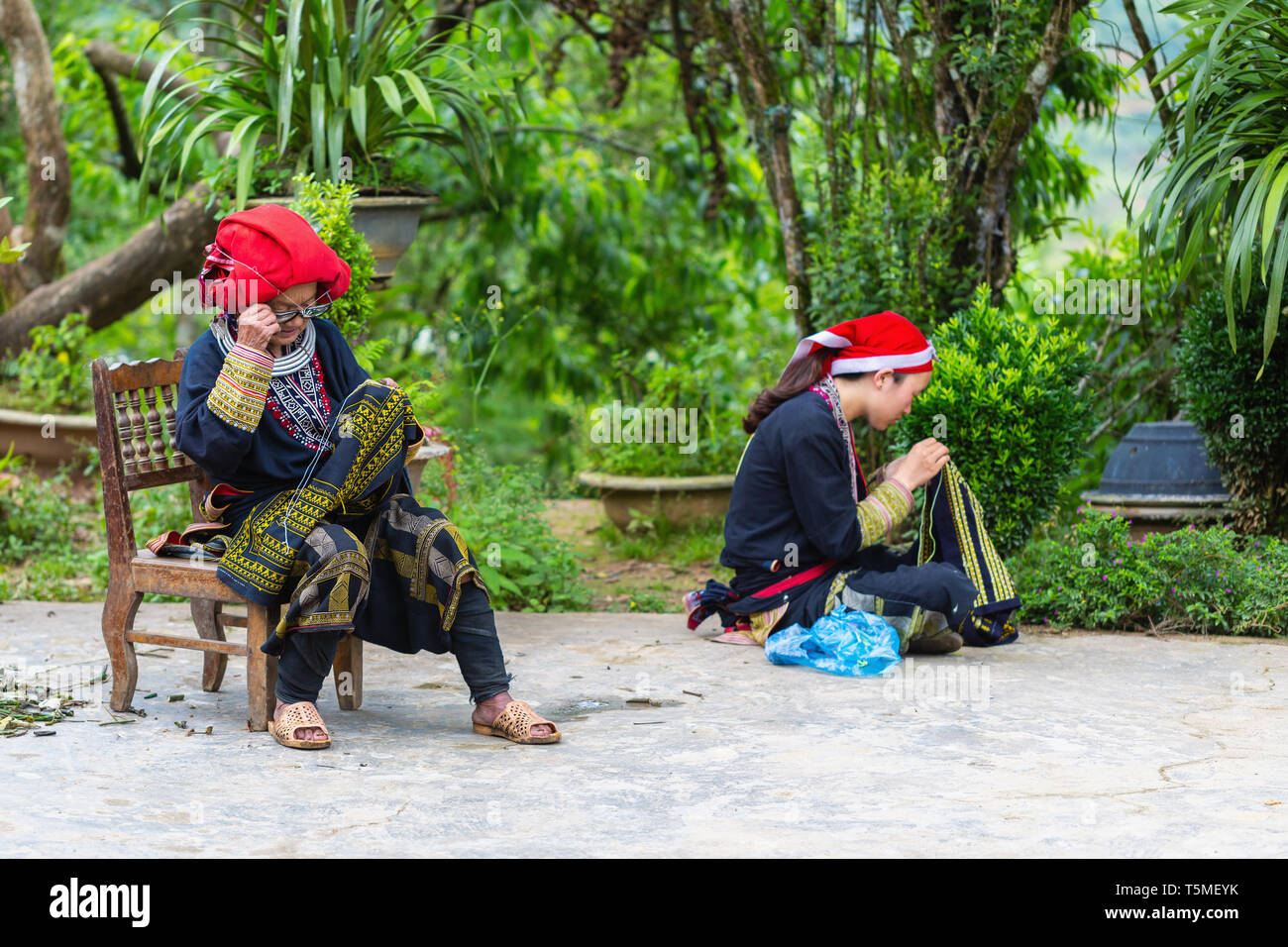 Donna di Red Dzao minoranza etnica Popolo di Sapa, il Vietnam Asia Foto Stock