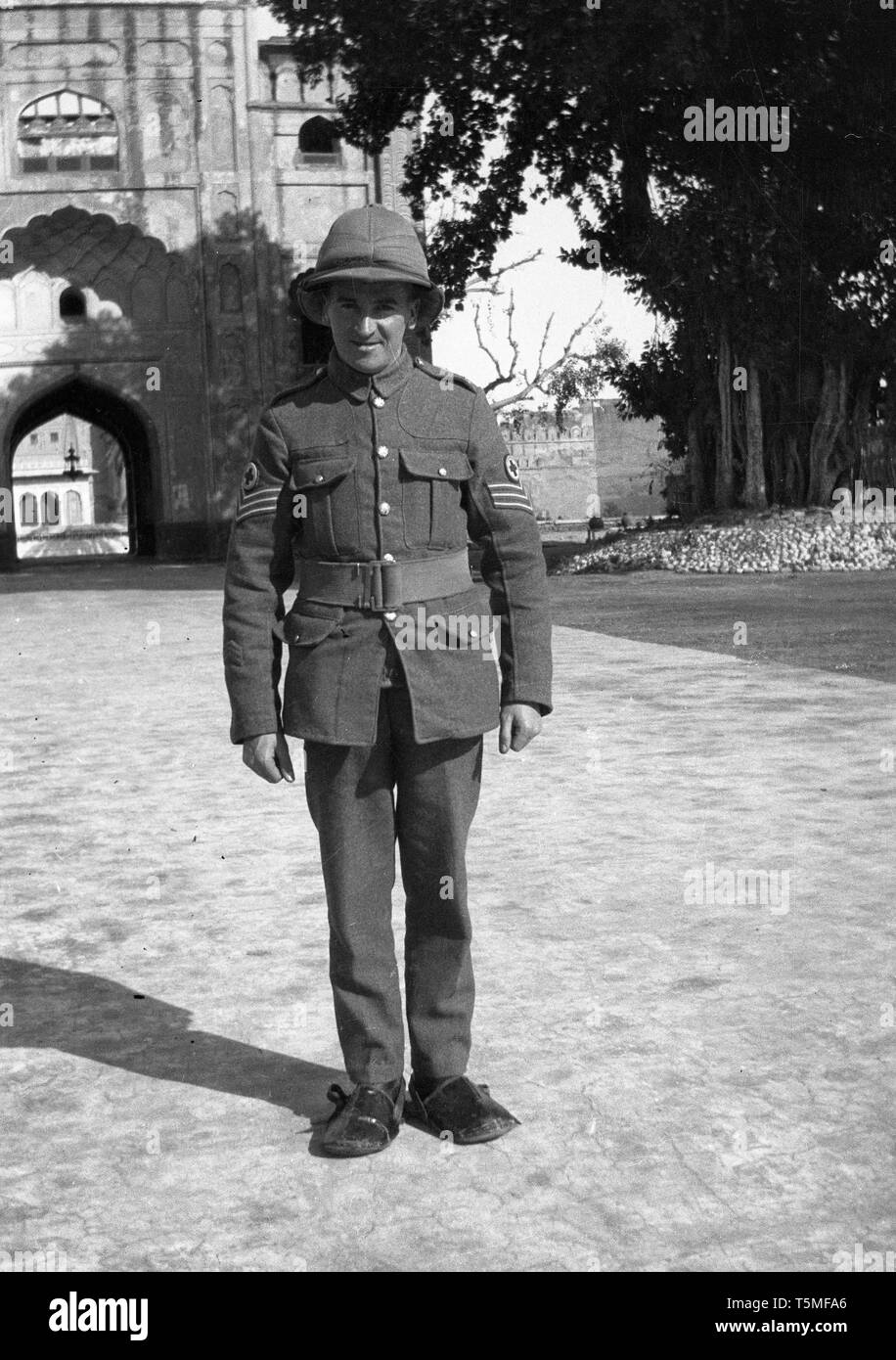 British Medical corps soldato albedo indossare casco o Bombay Bowler in India britannica nel periodo coloniale Foto Stock