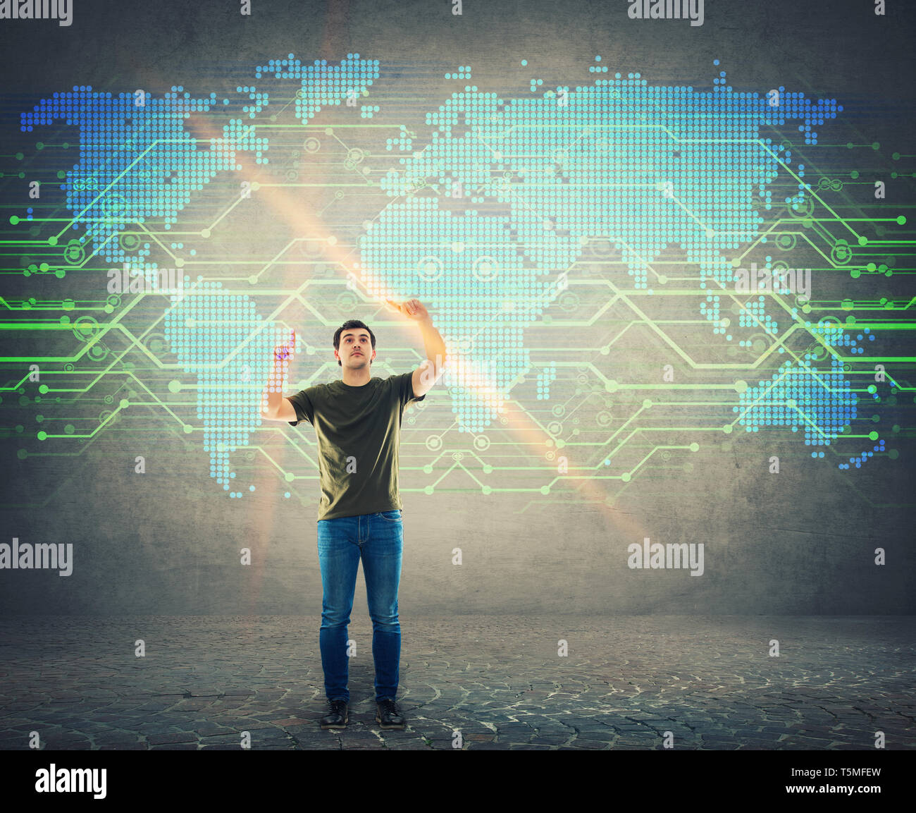 L'uomo con la navigazione sullo schermo digitale interfaccia, la ricerca di un punto sulla mappa del mondo. Toccare maschio display ologramma scegliendo un luogo sul globo. Te di business Foto Stock