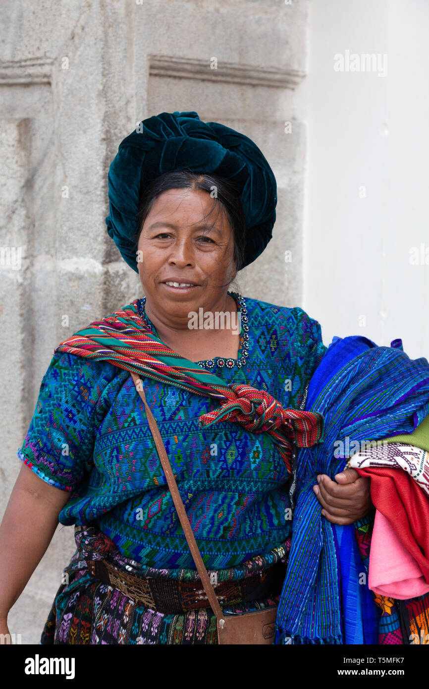 Lo stile di vita del Guatemala; donna guatemalteca vendendo sciarpe e tessuti in strada, Antigua Guatemala America Centrale - Esempio di America Latina cultura Foto Stock