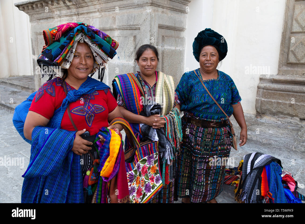 Lo stile di vita del Guatemala; Guatemala donne vendendo sciarpe e tessuti in strada, Antigua Guatemala America Centrale - Esempio di America Latina cultura Foto Stock