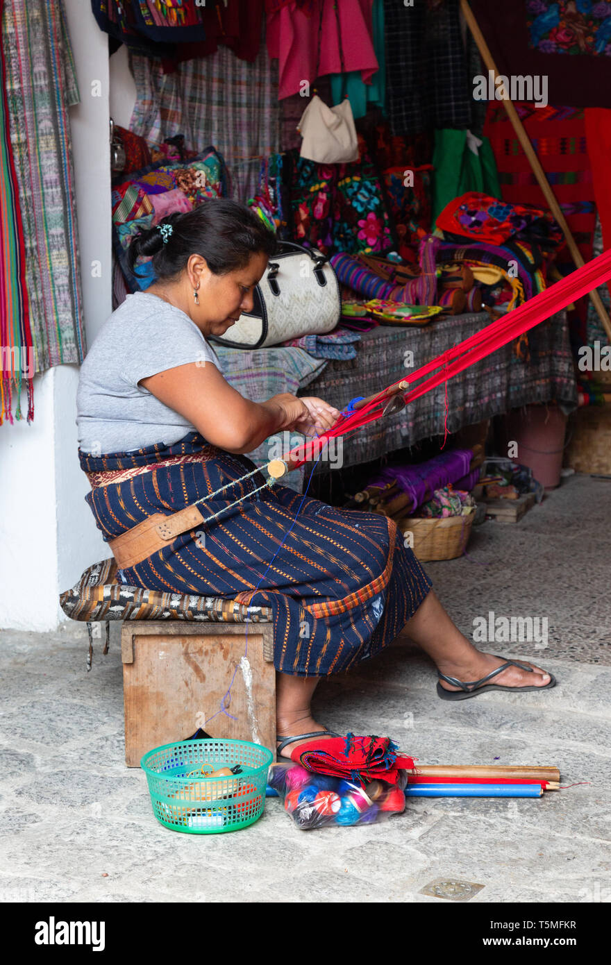 Guatemala, lo stile di vita locale donna guatemalteca tessitura di tessuti colorati, Antigua Guatemala America Centrale Foto Stock