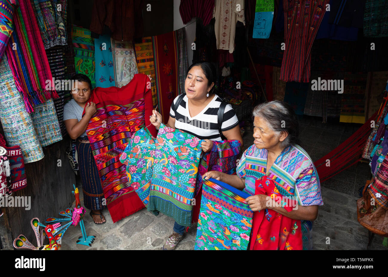 Antigua Guatemala, locale donne guatemalteche mostrano la tradizionale tessitura di tessuti colorati, Antigua Guatemala America Latina Foto Stock