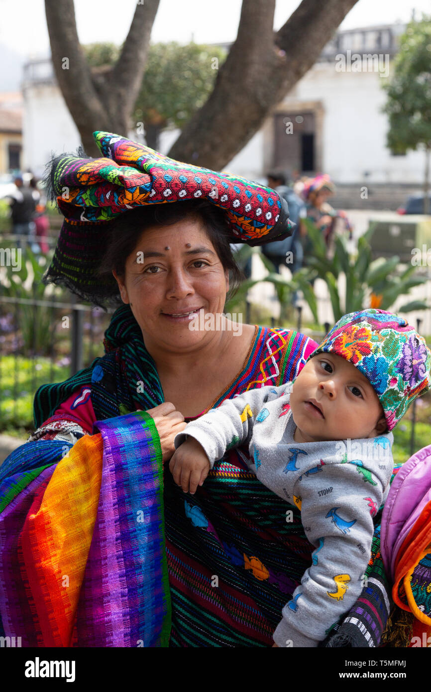 America centrale di persone - una madre guatemalteca e i bambini in un colorato costume locale; Antigua Guatemala America Latina Foto Stock